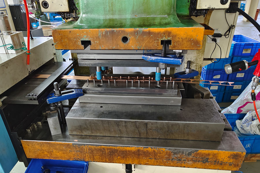 如何通过优化设计减少冲压加工工艺复杂度？