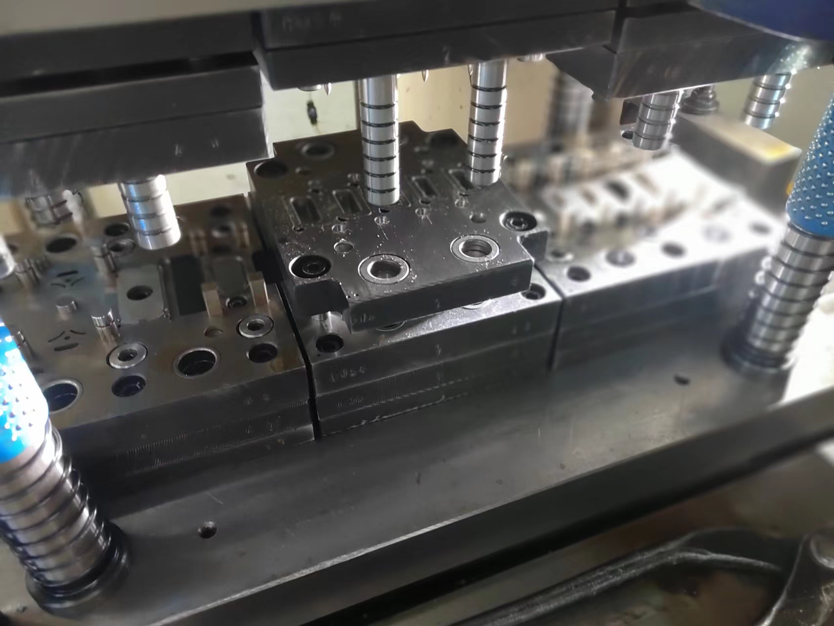 模具材质选用不当：高强度冲压加工的隐形杀手