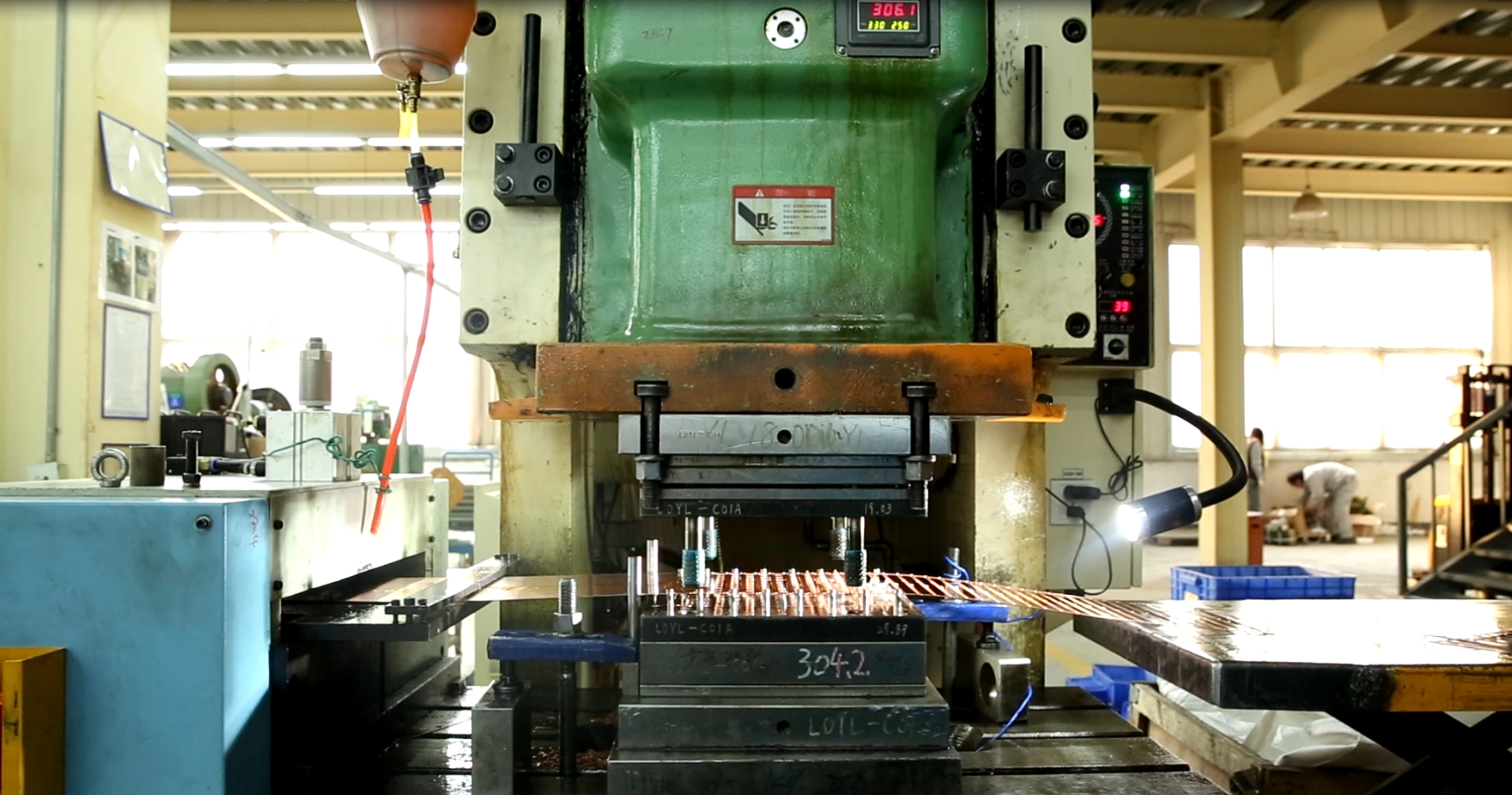 警惕周边强磁场干扰：筑牢冲压加工设备稳定运行防线