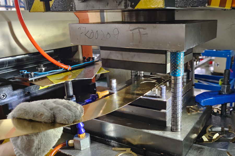 冲压加工的基本原理，新手也能懂：解锁金属成型的入门密码